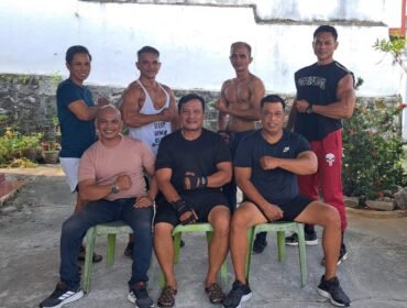 Ketua PBFI Nunukan Johansyah (kaos hitam di tengah) bersama pengurus dan 4 atlet yang akan maju Porprov Kaltara 2026 (belakang). Dok.PBFI Nunukan.