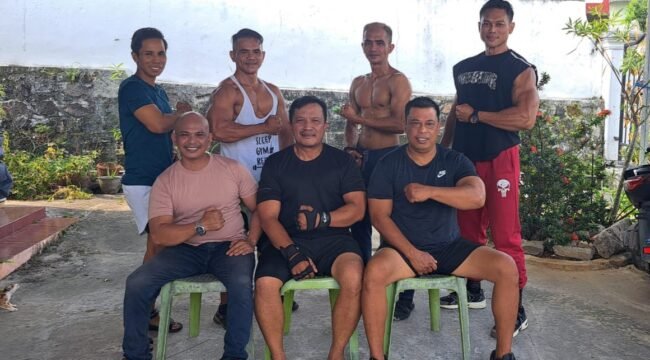 Ketua PBFI Nunukan Johansyah (kaos hitam di tengah) bersama pengurus dan 4 atlet yang akan maju Porprov Kaltara 2026 (belakang). Dok.PBFI Nunukan.
