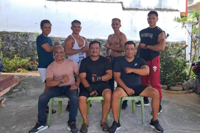 
					Ketua PBFI Nunukan Johansyah (kaos hitam di tengah) bersama pengurus dan 4 atlet yang akan maju Porprov Kaltara 2026 (belakang). Dok.PBFI Nunukan.