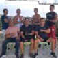 Ketua PBFI Nunukan Johansyah (kaos hitam di tengah) bersama pengurus dan 4 atlet yang akan maju Porprov Kaltara 2026 (belakang). Dok.PBFI Nunukan.