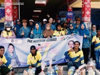 Ketua TP PKK Kabupaten Nunukan, Andi Annisa Muthia Irwan, menyerahkan bantuan sembako kepada petugas Satuan Polisi Pamong Praja (Satpol PP), Dinas Perhubungan (Dishub) LLAJ, dan Dinas Lingkungan Hidup (DLH), Rabu (14/10/2026). Dok.Diskominfotik Nunukan.
