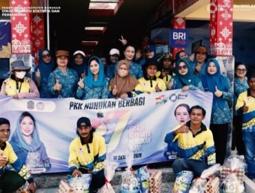 Ketua TP PKK Kabupaten Nunukan, Andi Annisa Muthia Irwan, menyerahkan bantuan sembako kepada petugas Satuan Polisi Pamong Praja (Satpol PP), Dinas Perhubungan (Dishub) LLAJ, dan Dinas Lingkungan Hidup (DLH), Rabu (14/10/2026). Dok.Diskominfotik Nunukan.