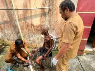 Petugas Peksos memandikan orang terlantar.Dok.DSP3A Nunukan.