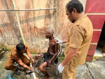 Petugas Peksos memandikan orang terlantar.Dok.DSP3A Nunukan.