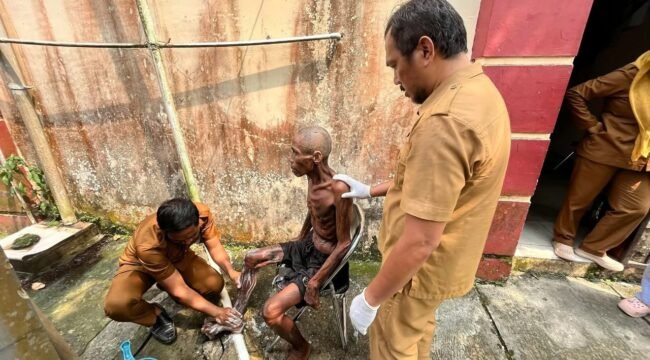 Petugas Peksos memandikan orang terlantar.Dok.DSP3A Nunukan.