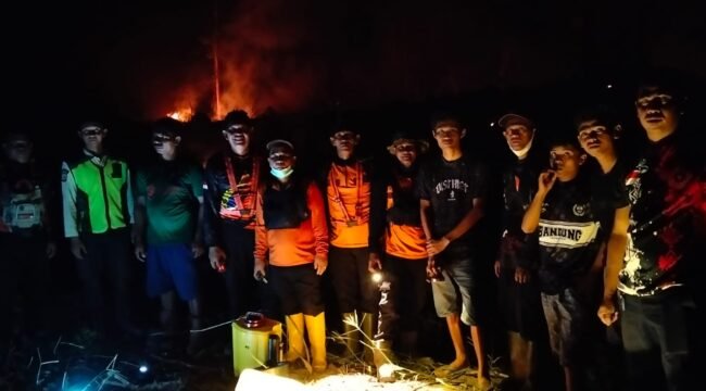 Para petugas pemadam kebakaran lahan kelapa sawit di Desa Butas Bagu, Sembakung. Dok.BPBD Nunukan.