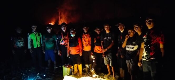 
					Para petugas pemadam kebakaran lahan kelapa sawit di Desa Butas Bagu, Sembakung. Dok.BPBD Nunukan.