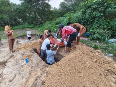 Sejumlah Peksos DSP3A Nunukan saat memakamkan jenazah Ridwan, seorang PPKS asal Polman yang meninggal dunia setelah lebih 3 bulan ditampung di RPTC Nunukan. Dok.DSP3A Nunukan.