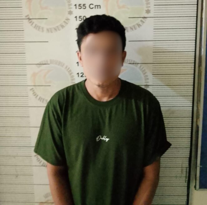 
					A (55), warga Jalan Poros Mansalong, Kecamatan Lumbis, diamankan polisi karena mengedarkan sabu sabu. Dok.Polres Nunukan.