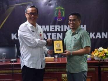 Sekda Nunukan, Raden Iwan Kurniawan (kemeja putih) menyalami Dr. Abdul Marsudi Bin Manan dari Jabatan Kesihatan Negeri Sabah, Malaysia. Kunjungan tersebut menghasilkan kerjasama penanganan malaria lintas batas. Dok.Prokopim Nunukan.