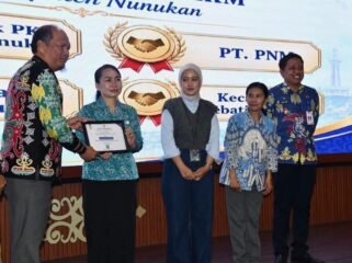 Pemberian penghargaan bagi peserta Rapat Koordinasi dengan agenda Sinkronisasi Basis Data UMKM Tingkat Kecamatan dan Penguatan Peran Pemerintah Kecamatan dalam Memfasilitasi Kemudahan Perizinan Usaha Mikro. Dok.Prokopim.