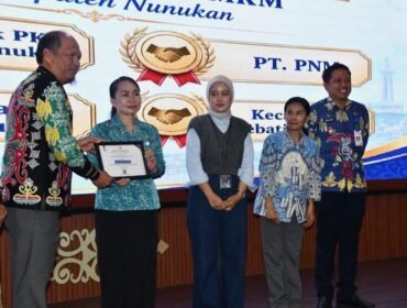 Pemberian penghargaan bagi peserta Rapat Koordinasi dengan agenda Sinkronisasi Basis Data UMKM Tingkat Kecamatan dan Penguatan Peran Pemerintah Kecamatan dalam Memfasilitasi Kemudahan Perizinan Usaha Mikro. Dok.Prokopim.