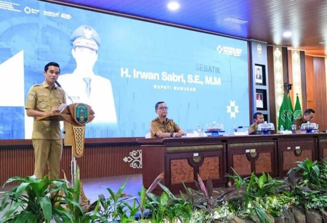 
					Bupati Nunukan, Irwan Sabri, membuka Rapat Koordinasi Pengendalian (Rakordal) Pembangunan Daerah Triwulan III Tahun 2026 di Lantai 5 Kantor Bupati Nunukan, Senin (26/10/2026). Dok.Prokopim Nunukan.