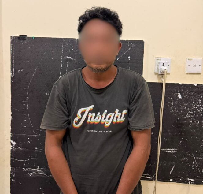 
					H, warga Jalan Jenderal Sudirman, RT 003, Desa Padaidi, Pulau Sebatik, diamankan polisi dalam kasus kepemilikan sabu sabu seberat 4,11 gram. H dijanjikan upah Rp 200.000 untuk mengambil barang haram tersebut. Dok.Polres Nunukan.