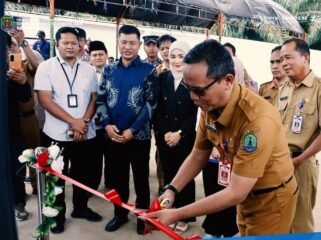Pemotongan pipa oleh Pj Sekda Nunukan, Raden Iwan Kurniawan, sebagai tanda resminya SPBU Nelayan di Nunukan Selatan beroperasi. Dok.Diskominfotik Nunukan.