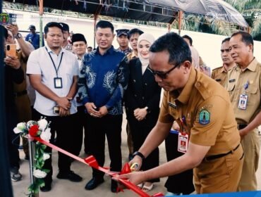 Pemotongan pipa oleh Pj Sekda Nunukan, Raden Iwan Kurniawan, sebagai tanda resminya SPBU Nelayan di Nunukan Selatan beroperasi. Dok.Diskominfotik Nunukan.