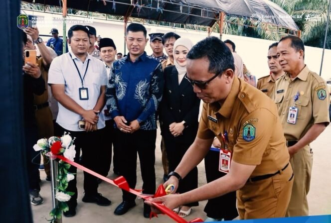 
					Pemotongan pipa oleh Pj Sekda Nunukan, Raden Iwan Kurniawan, sebagai tanda resminya SPBU Nelayan di Nunukan Selatan beroperasi. Dok.Diskominfotik Nunukan.