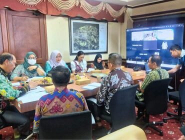 Pemkab Nunukan, mengadakan pertemuan dan rapat untuk membahas kegiatan penjajakan awal dan studi kelayakan terkait pemberdayaan Komunitas Adat Terpencil (KAT), di Kecamatan Lumbis dan Lumbis Ogong, Kamis (29/10/2026). Dok.Prokopim.