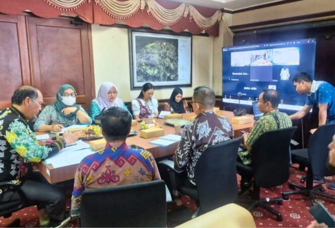 
					Pemkab Nunukan, mengadakan pertemuan dan rapat untuk membahas kegiatan penjajakan awal dan studi kelayakan terkait pemberdayaan Komunitas Adat Terpencil (KAT), di Kecamatan Lumbis dan Lumbis Ogong, Kamis (29/10/2026). Dok.Prokopim.