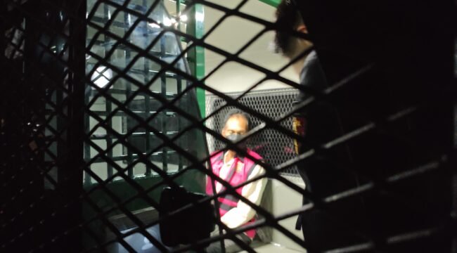 H eks Sekwan DPRD Nunukan 2015 - 2017 dalam mobil tahanan Kejari Nunukan. H ditetapkan tersangka kasus dugaan korupsi pemberian uang tunjangan perumahan DPRD dan langsung ditahan di Lapas Nunukan. Dok.Rico.