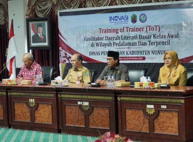 
					Dinas Pendidikan Kabupaten Nunukan, menggelar Training Of Trainner (ToT) Fasilitator Daerah Program Literasi Dasar Kelas Awal Wilayah Pedalaman dan Terpencil, Senin (26/10/2026). Dok.Prokopim Nunukan.