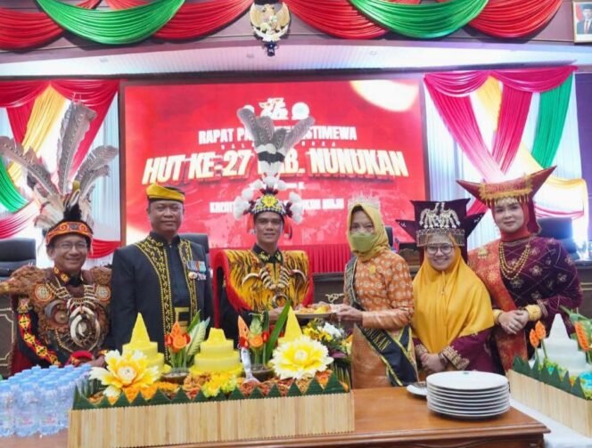 
					Bupati Nunukan, Irwan Sabri, Wakil Bupati Nunukan, Hermanus, Unsur Ketua DPRD Nunukan, Rahma Leppa Hafid, Arpiah dan Andi Mariyati, dan Asisten Kesra Pemprov Kaltara, saat memotong tumpeng di HUT 27 Nunukan. Dok.Prokopim Nunukan.