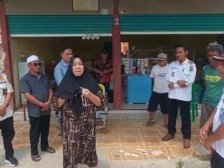 Camat Sebatik Utara, Andi Calo (kemeja putih bertopi) saat mendengar keluhan warga Desa Seberang karena masuknya wilayah mereka ke Malaysia. Dok.Asnawi.