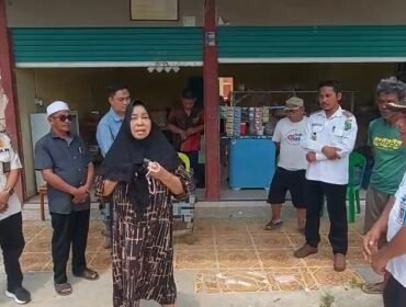 Camat Sebatik Utara, Andi Calo (kemeja putih bertopi) saat mendengar keluhan warga Desa Seberang karena masuknya wilayah mereka ke Malaysia. Dok.Asnawi.