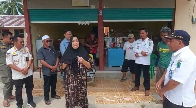 Camat Sebatik Utara, Andi Calo (kemeja putih bertopi) saat mendengar keluhan warga Desa Seberang karena masuknya wilayah mereka ke Malaysia. Dok.Asnawi.