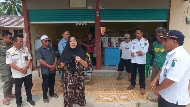 
					Camat Sebatik Utara, Andi Calo (kemeja putih bertopi) saat mendengar keluhan warga Desa Seberang karena masuknya wilayah mereka ke Malaysia. Dok.Asnawi.