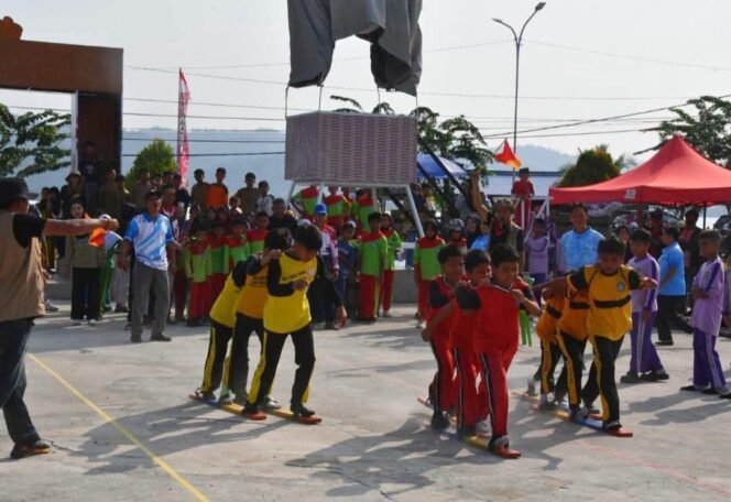 
					Antusiasme para pelajar Nunukan yang mengikuti lomba permainan tradisional di rangkauan HUT Nunukan 27, di RTP Paras Perbatasan. Dok.Prokopim Nunukan.
