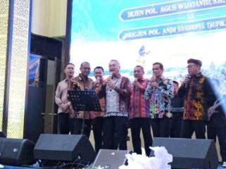 Bupati Nunukan, Irwan Sabri, bersama para Bupati/Walikota Sekaltara dan Kapolres/Kapolresta Kaltara, menyanyikan lagu 'Kemesraan' pada  acara pisah sambut Kapolda Kaltara, dari Irjen Pol. Agus Wijayanto, kepada Brigjen Pol. Andi Syahriful Taufik. Dok.Prokopim Nunukan.