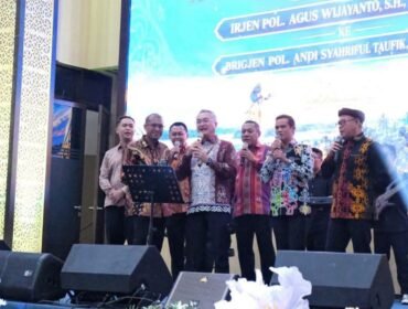 Bupati Nunukan, Irwan Sabri, bersama para Bupati/Walikota Sekaltara dan Kapolres/Kapolresta Kaltara, menyanyikan lagu 'Kemesraan' pada  acara pisah sambut Kapolda Kaltara, dari Irjen Pol. Agus Wijayanto, kepada Brigjen Pol. Andi Syahriful Taufik. Dok.Prokopim Nunukan.