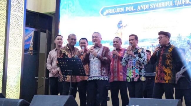 Bupati Nunukan, Irwan Sabri, bersama para Bupati/Walikota Sekaltara dan Kapolres/Kapolresta Kaltara, menyanyikan lagu 'Kemesraan' pada  acara pisah sambut Kapolda Kaltara, dari Irjen Pol. Agus Wijayanto, kepada Brigjen Pol. Andi Syahriful Taufik. Dok.Prokopim Nunukan.