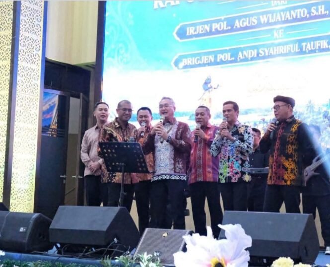 
					Bupati Nunukan, Irwan Sabri, bersama para Bupati/Walikota Sekaltara dan Kapolres/Kapolresta Kaltara, menyanyikan lagu 'Kemesraan' pada  acara pisah sambut Kapolda Kaltara, dari Irjen Pol. Agus Wijayanto, kepada Brigjen Pol. Andi Syahriful Taufik. Dok.Prokopim Nunukan.