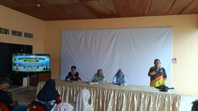 
					Musdes Aji Kuning dalam penetapan penerima program beasiswa desa. Dok.Desa Aji Kuning.