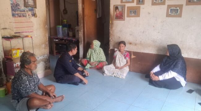 Nurazima (26) mahasiswi semester 1 Poltek Nunukan saat didatangi Anggota DPRD Nunukan, Andi Fajrul Syam dan Kaprodi Teknik Alat Berat Poltek Nunukan, Canda Putri Anggini. Dok.Andi Fajrul.