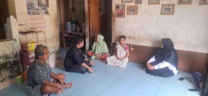 
					Nurazima (26) mahasiswi semester 1 Poltek Nunukan saat didatangi Anggota DPRD Nunukan, Andi Fajrul Syam dan Kaprodi Teknik Alat Berat Poltek Nunukan, Canda Putri Anggini. Dok.Andi Fajrul.