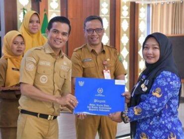 Bupati Nunukan, Irwan Sabri, menyerahkan tanda kehormatan Satyalancana Karya Satya kepada Pegawai Negeri Sipil (PNS) di lingkungan Pemerintah Kabupaten Nunukan, di Ruang Serbaguna, Lantai V, Pemkab Nunukan, Selasa (20/10/2026). Dok.Prokopim Nunukan.