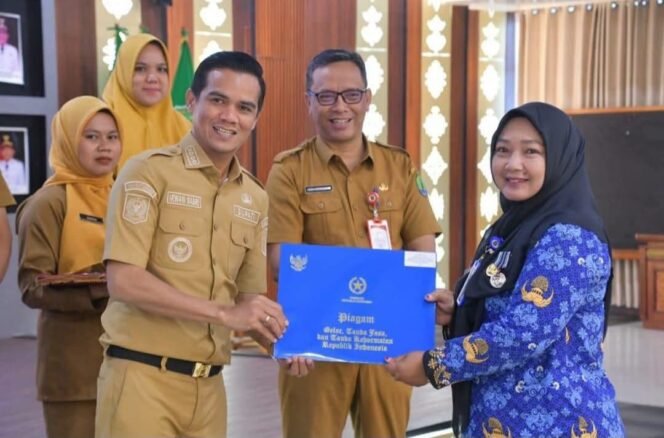 
					Bupati Nunukan, Irwan Sabri, menyerahkan tanda kehormatan Satyalancana Karya Satya kepada Pegawai Negeri Sipil (PNS) di lingkungan Pemerintah Kabupaten Nunukan, di Ruang Serbaguna, Lantai V, Pemkab Nunukan, Selasa (20/10/2026). Dok.Prokopim Nunukan.