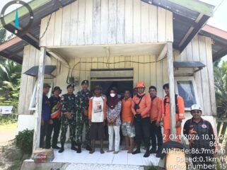 Saharudin (berbaju putih orange) warga Desa Sei Kapal, Seimanggaris yang dilaporkan hilang selama 6 hari, berhasil ditemukan Tim SAR BPBD dan Satgas Pamtas Yonkav 8/NSW di hari ketujuh. Dok.BPBD Nunukan.