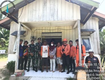 Saharudin (berbaju putih orange) warga Desa Sei Kapal, Seimanggaris yang dilaporkan hilang selama 6 hari, berhasil ditemukan Tim SAR BPBD dan Satgas Pamtas Yonkav 8/NSW di hari ketujuh. Dok.BPBD Nunukan.