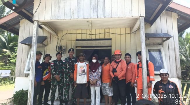 Saharudin (berbaju putih orange) warga Desa Sei Kapal, Seimanggaris yang dilaporkan hilang selama 6 hari, berhasil ditemukan Tim SAR BPBD dan Satgas Pamtas Yonkav 8/NSW di hari ketujuh. Dok.BPBD Nunukan.